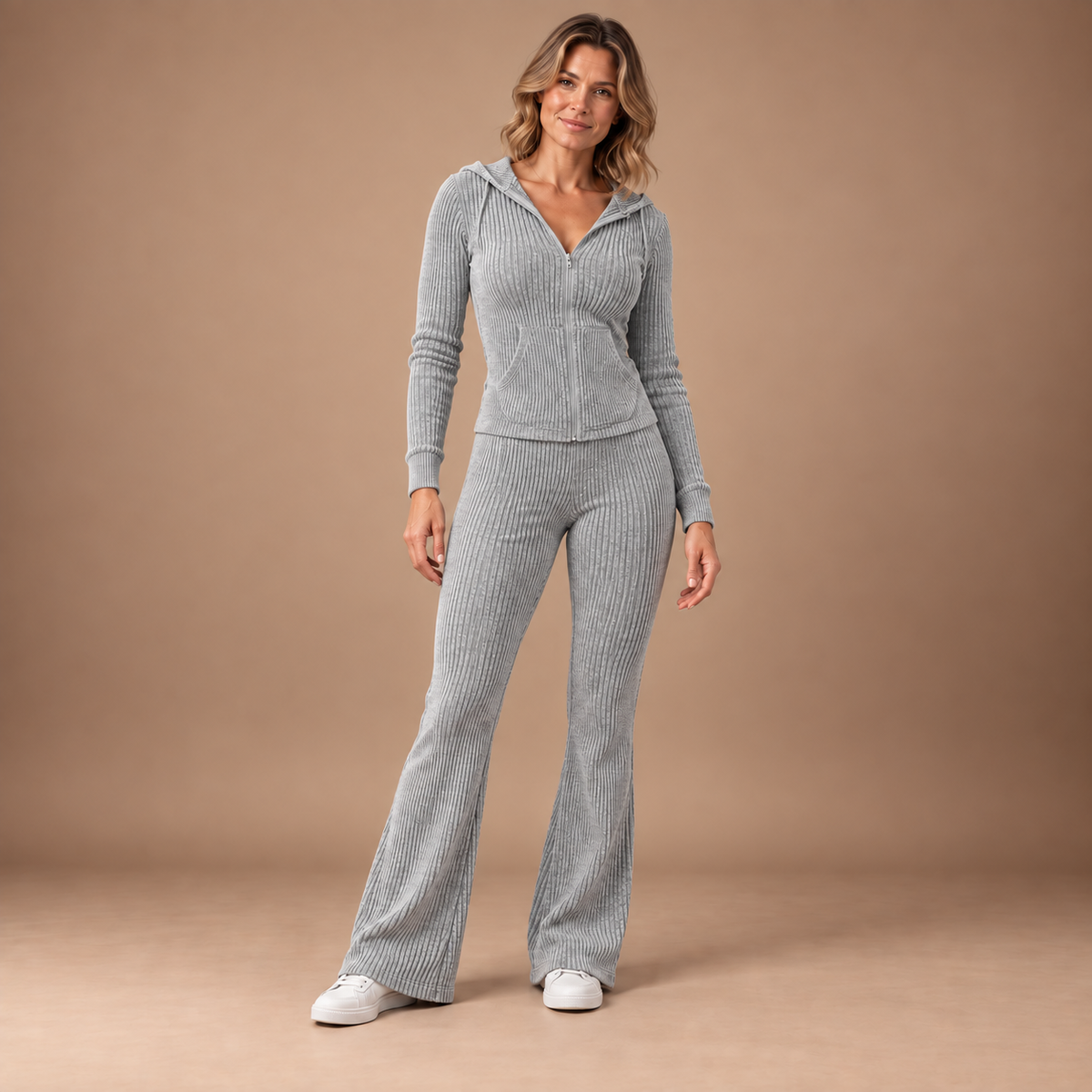 Lounge set dames met capuchon en flared broek in grijs – volledig outfitbeeld