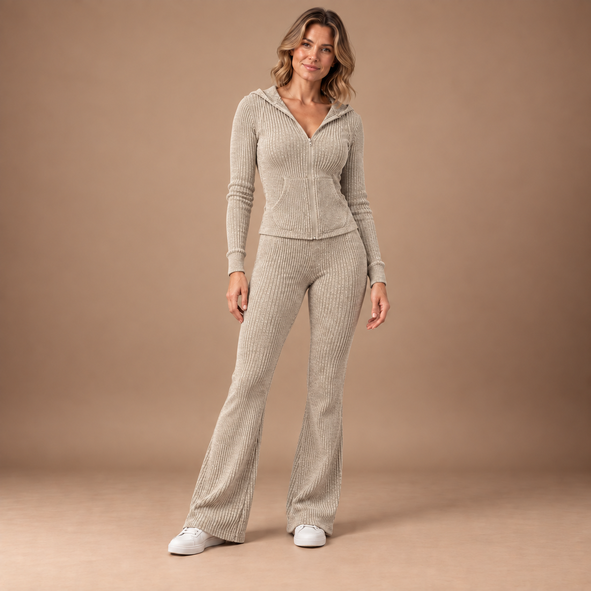 Lounge set dames met capuchon en flared broek in khaki – volledig outfitbeeld