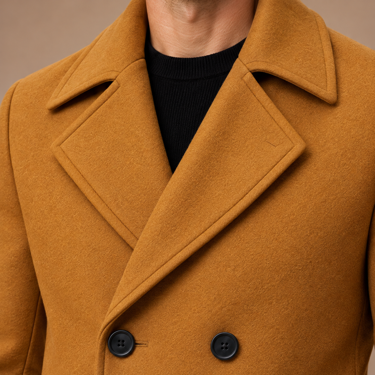 Camelbruine herenmantel – detail van reverskraag en knopen