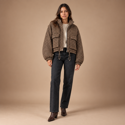 Korte tussenjas dames in bruin met pied-de-poule patroon – volledige outfit