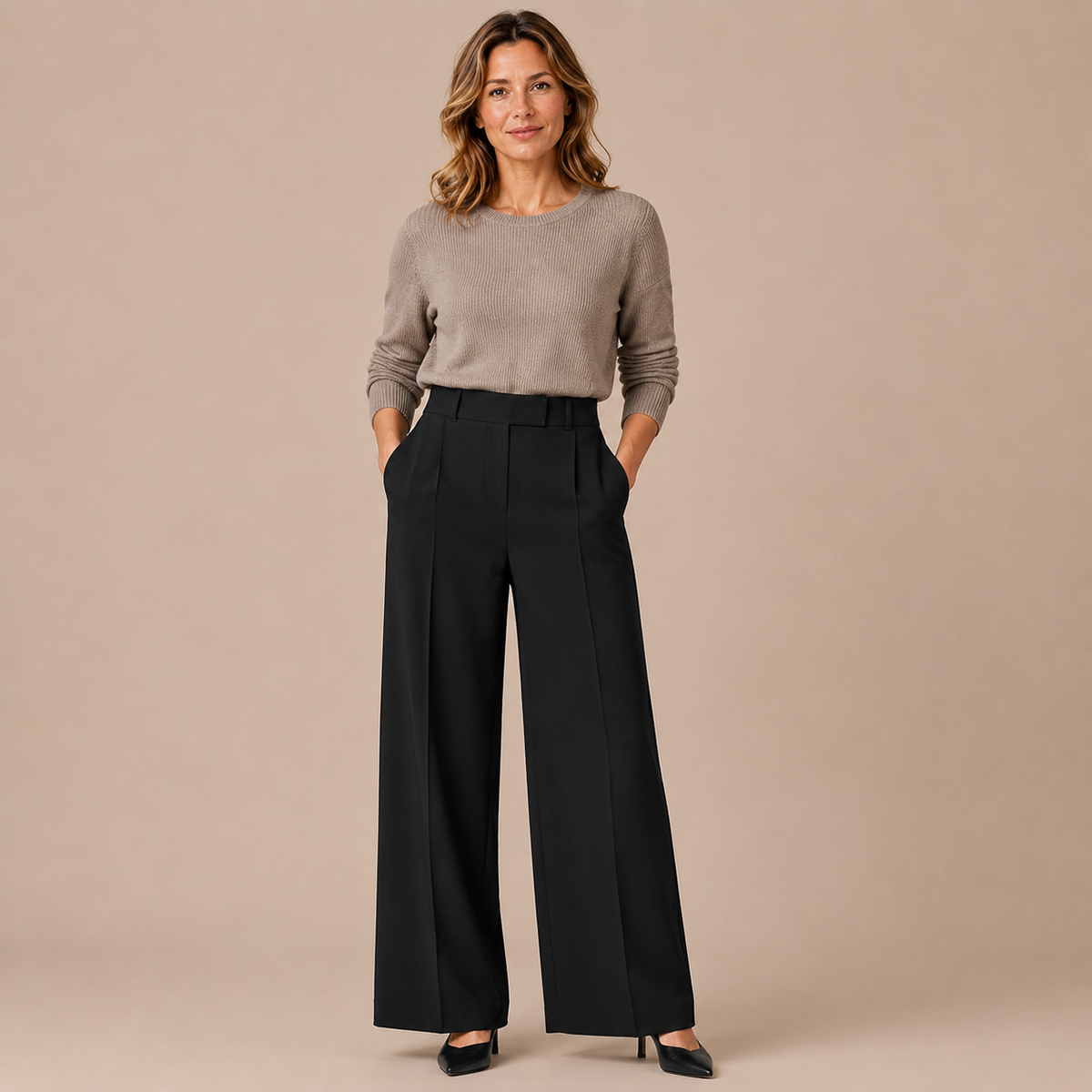 Pantalon dames wijd – hoge taille broek met plooien en rechte pijp in zwart – vooraanzicht op beige studioachtergrond