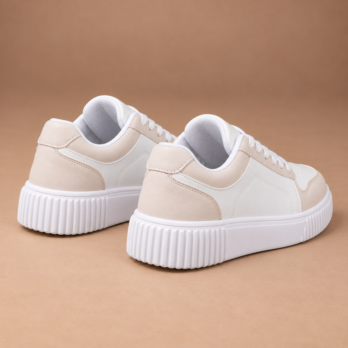 Platform sneakers voor dames in gebroken wit – achteraanzicht