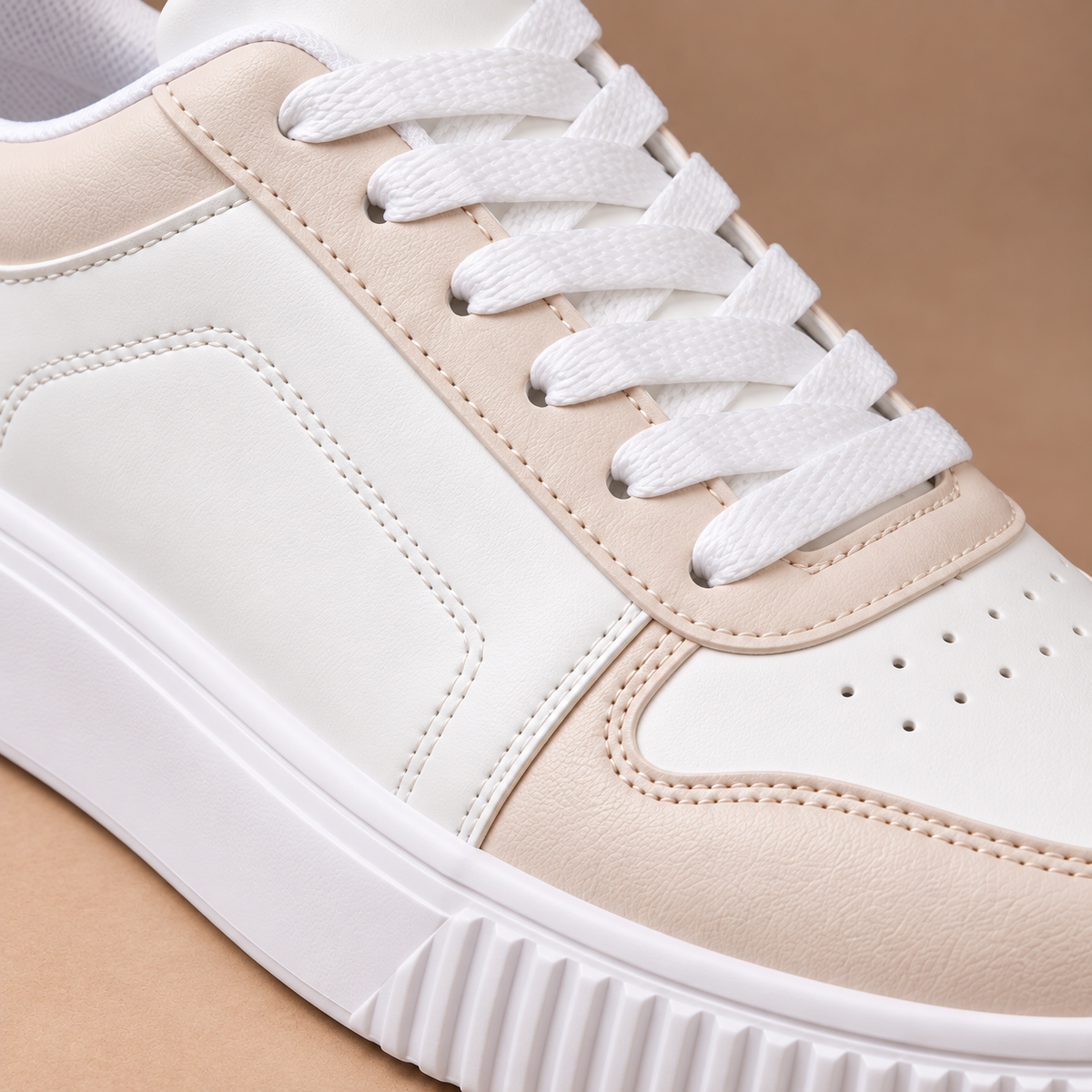 Platform sneakers voor dames in gebroken wit – detail van veters en afwerking
