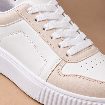 Platform sneakers voor dames in gebroken wit – detail van veters en afwerking