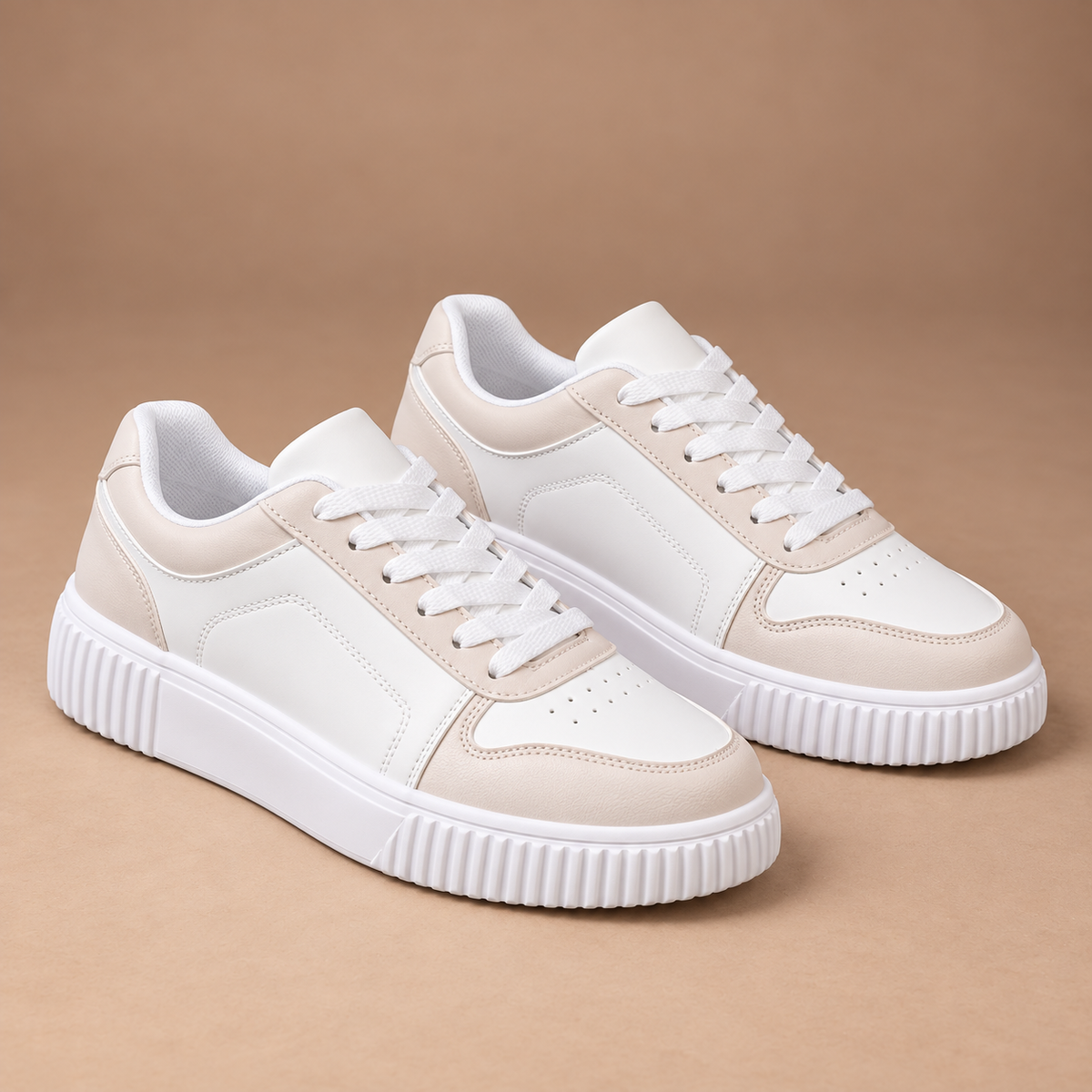 Platform sneakers voor dames in gebroken wit – voorkant