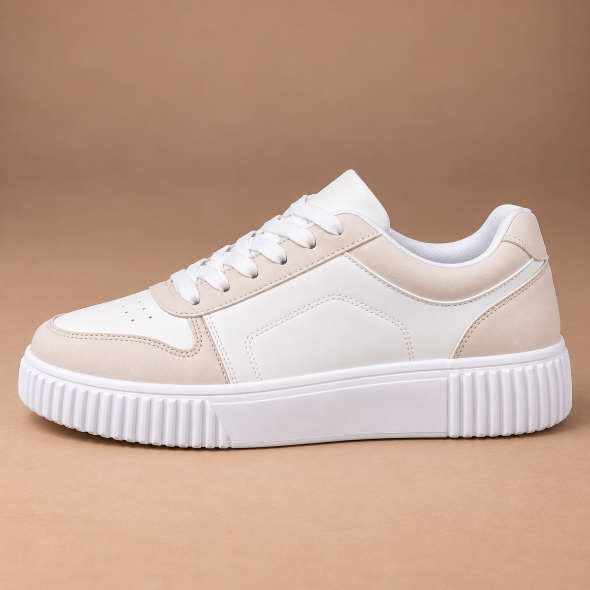 Platform sneakers voor dames in gebroken wit – zijaanzicht