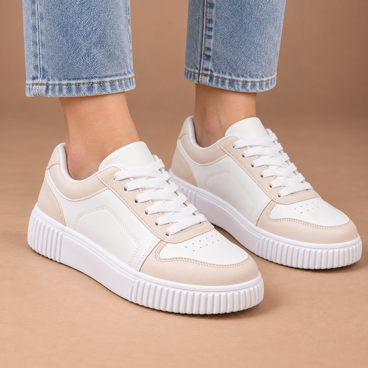 Platform sneakers voor dames in gebroken wit – gedragen vooraanzicht