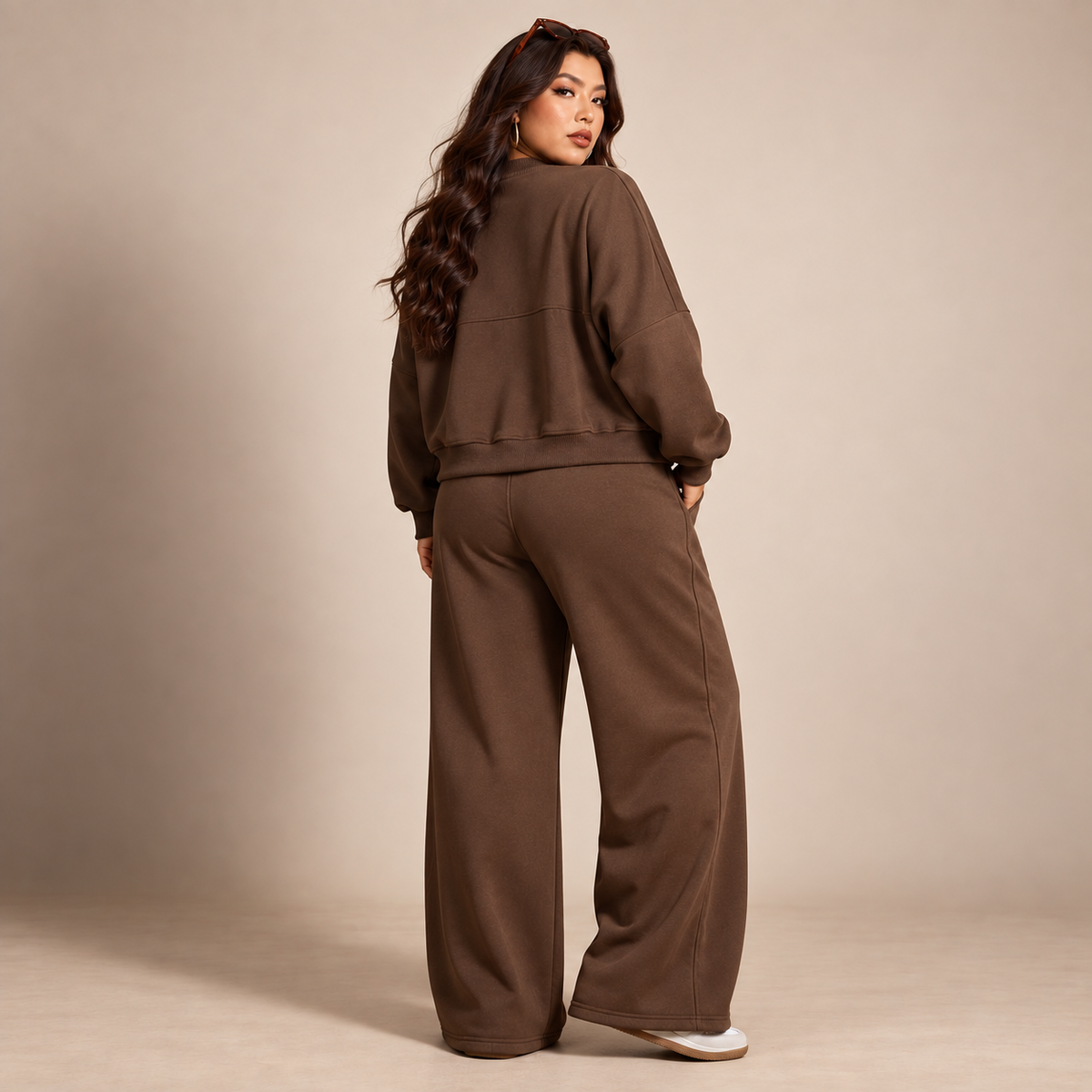 Achteraanzicht bruin plus size trainingspak dames