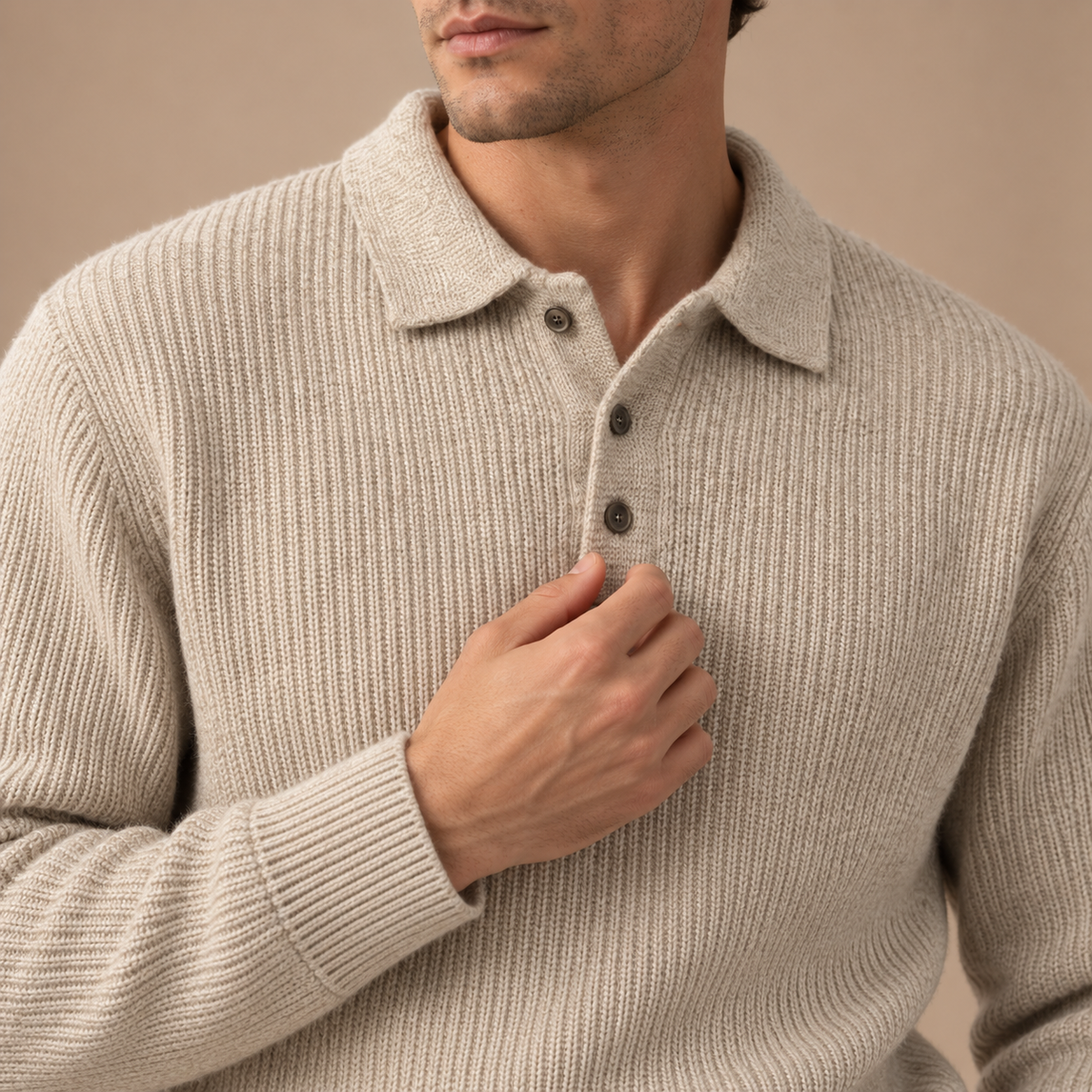 Close-up gebreide polo trui heren beige kraag knopen en ribstructuur