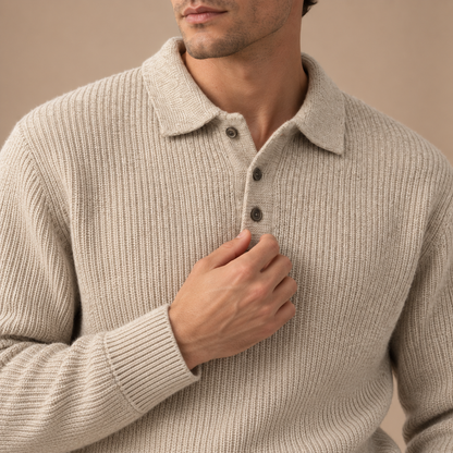 Close-up gebreide polo trui heren beige kraag knopen en ribstructuur