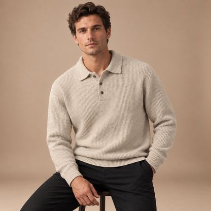 Gebreide polo trui heren beige zittende studiopose