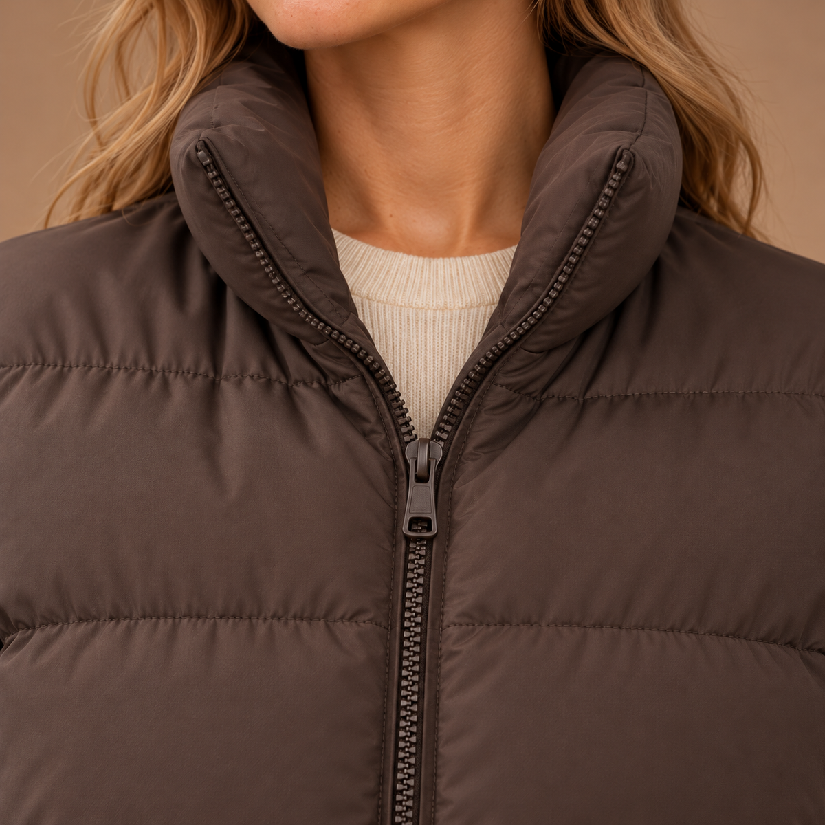 Koffiebruine puffer jas – detail van kraag en ritssluiting