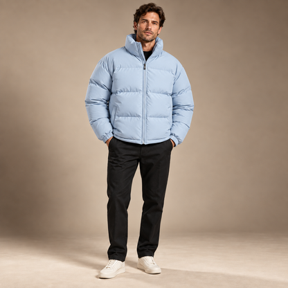 Pufferjas heren lichtblauw gewatteerd volledige outfit studio