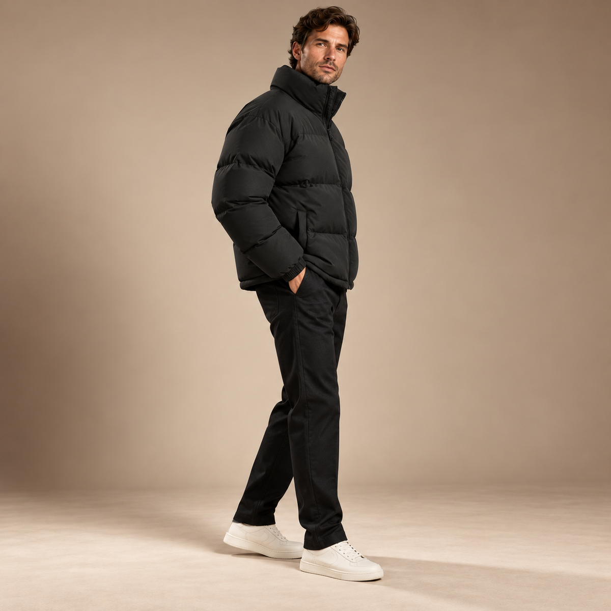 Pufferjas heren zwart studio pose