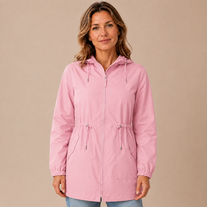 Regenjas dames lang – waterafstotende parka met capuchon en taillekoord in roze – vooraanzicht op beige studioachtergrond