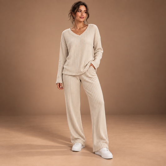 Beige ribgebreide dames set met V-hals en rechte broek – vooraanzicht