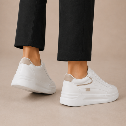 Achter- en zijaanzicht van witte damessneakers met platformzool en beige hielaccenten.