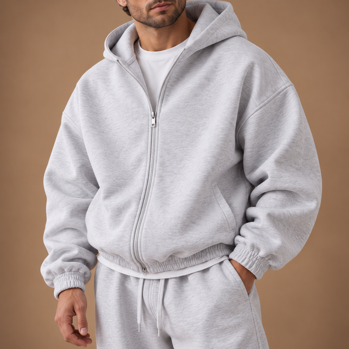 Detail van grijs heren trainingspak met rits hoodie en elastische zoom