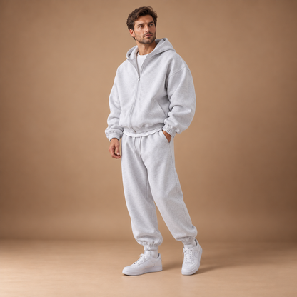 Grijs heren trainingspak met rits hoodie en joggingbroek – driekwart aanzicht