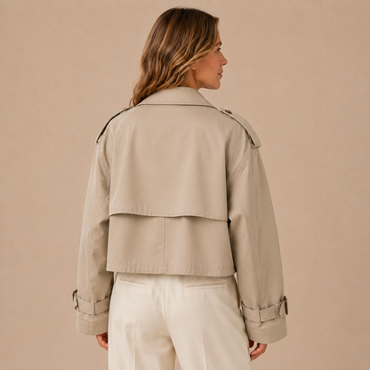 Achteraanzicht van de beige cropped trenchcoat met rugpand en mouwriemen