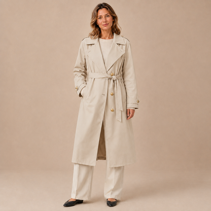 Beige lange damestrenchcoat met ceintuur en dubbele knopenrij, vooraanzicht op een model