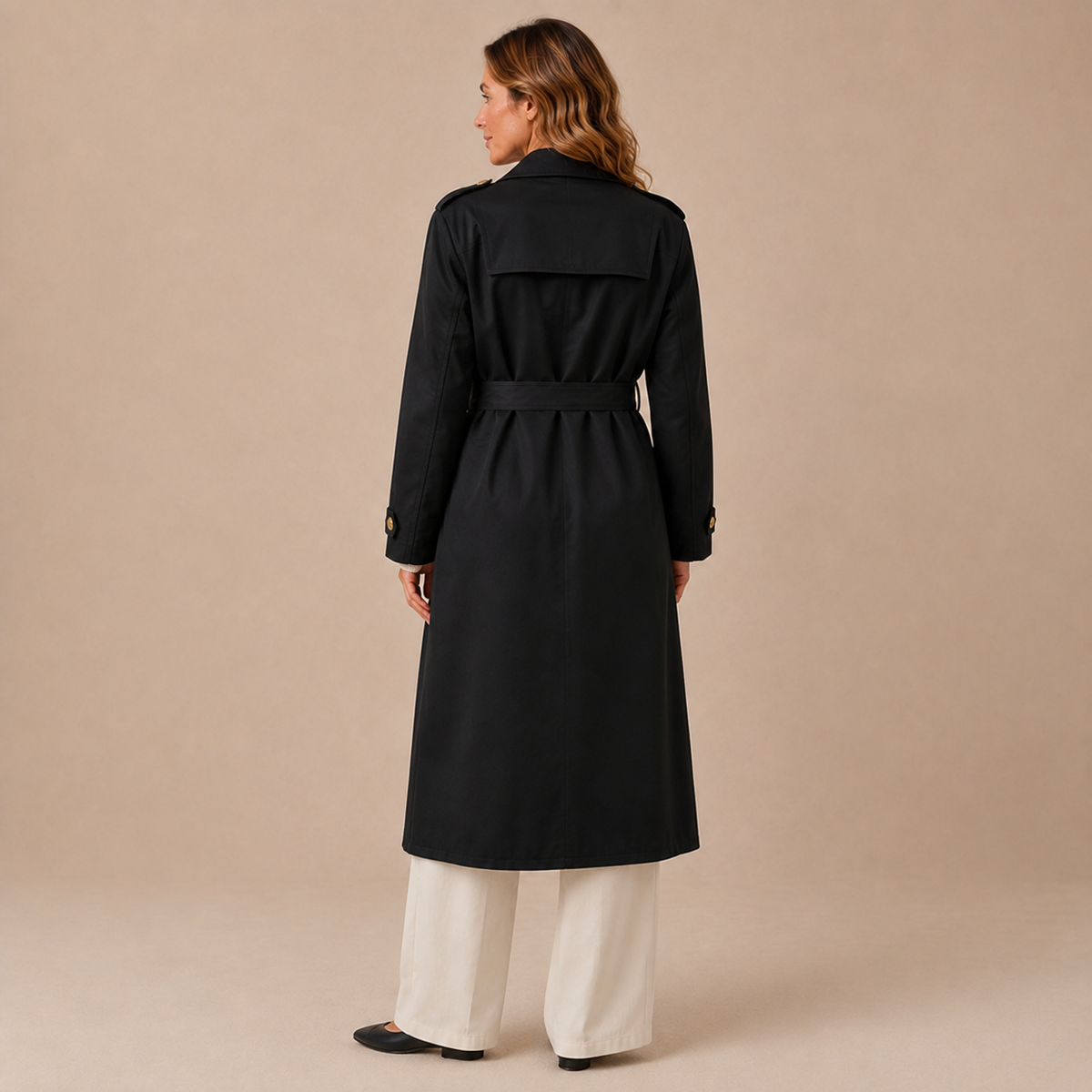 Achteraanzicht van de zwarte lange damestrenchcoat met ceintuur