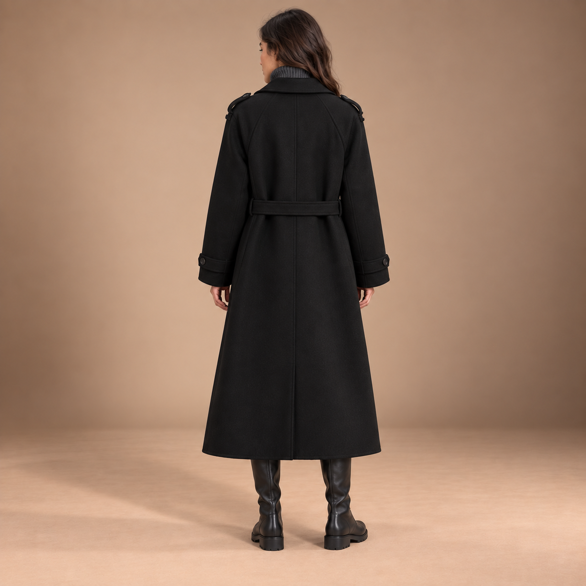 Zwarte lange trenchcoat voor dames met ceintuur – achteraanzicht