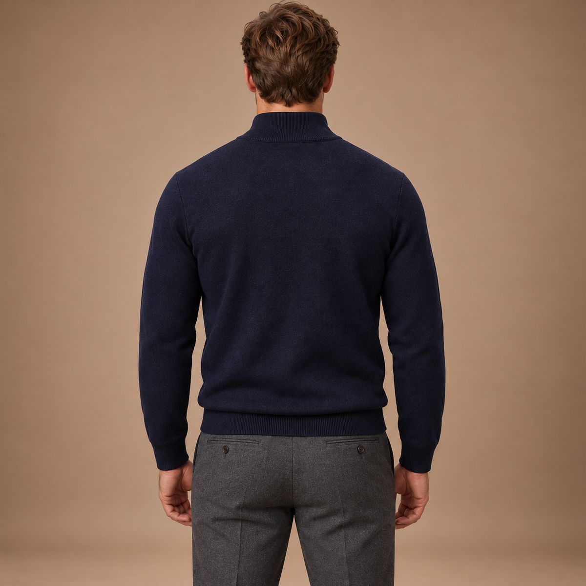 Marineblauwe gebreide herenpullover – achteraanzicht