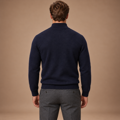 Marineblauwe gebreide herenpullover – achteraanzicht