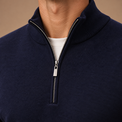 Marineblauwe herenpullover – detail van kraag en halve rits
