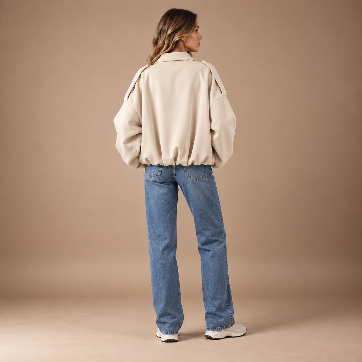 Achteraanzicht beige tussenjas dames oversized model
