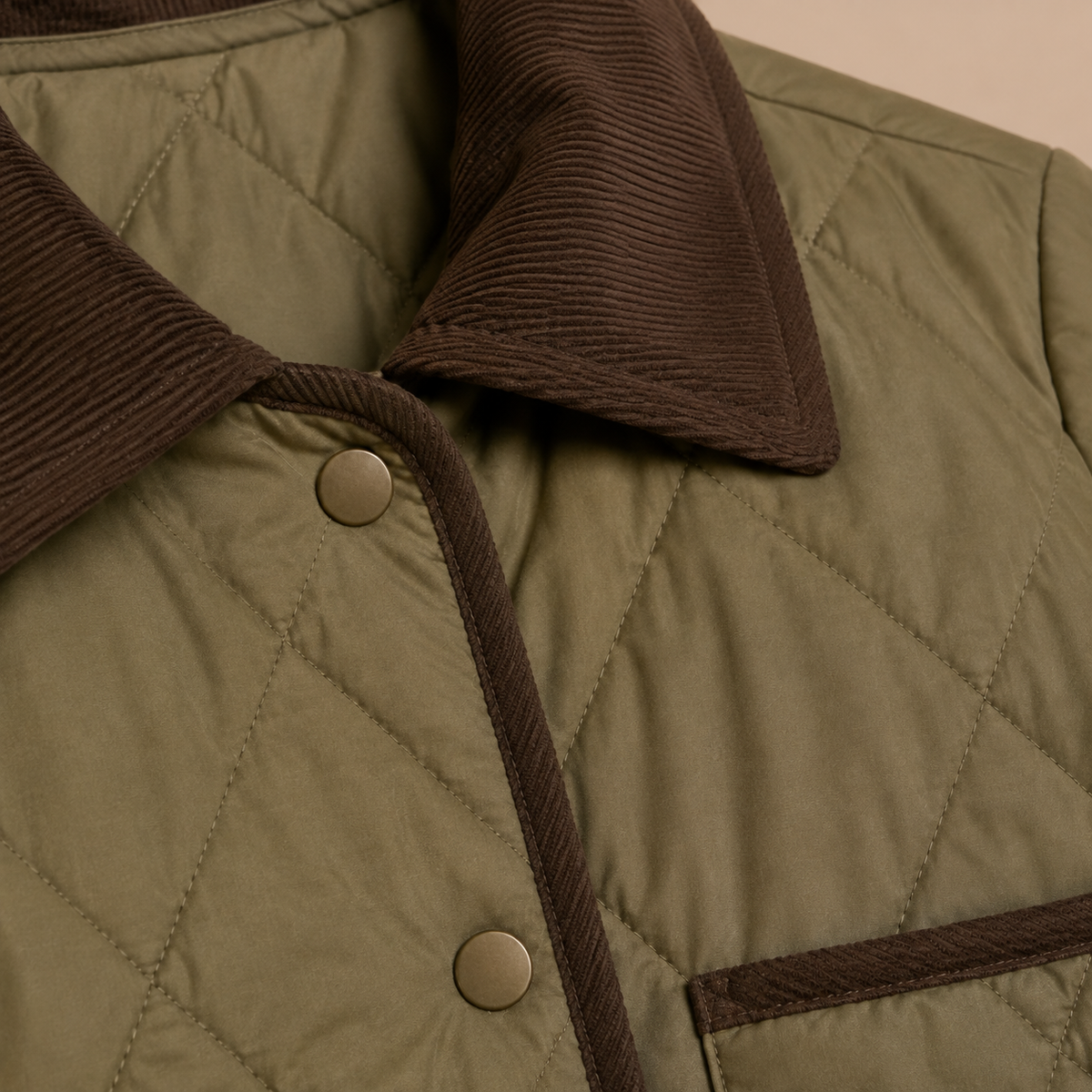 Tussenjas dames gewatteerd – quilted jas met kraag en zakken in donkergroen – detailopname op beige studioachtergrond