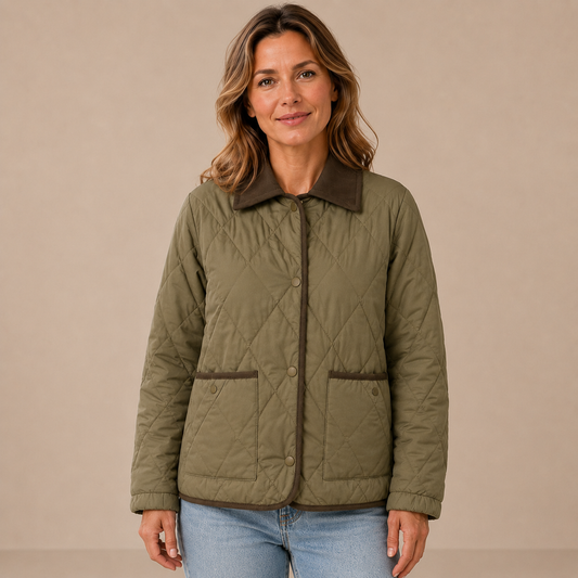 Tussenjas dames gewatteerd – quilted jas met kraag en zakken in donkergroen – vooraanzicht op beige studioachtergrond