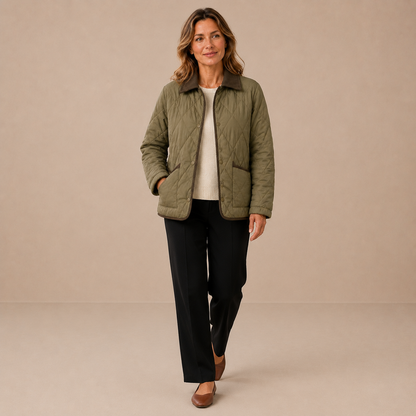 Tussenjas dames gewatteerd – quilted jas met kraag en zakken in donkergroen – lifestylebeeld op beige studioachtergrond
