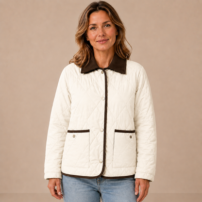 Tussenjas dames gewatteerd – quilted jas met kraag en zakken in wit – vooraanzicht op beige studioachtergrond