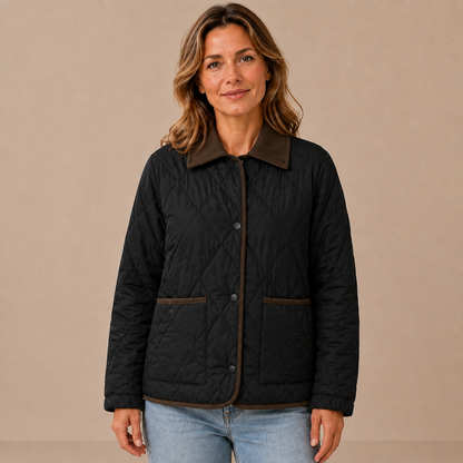 Tussenjas dames gewatteerd – quilted jas met kraag en zakken in zwart – vooraanzicht op beige studioachtergrond