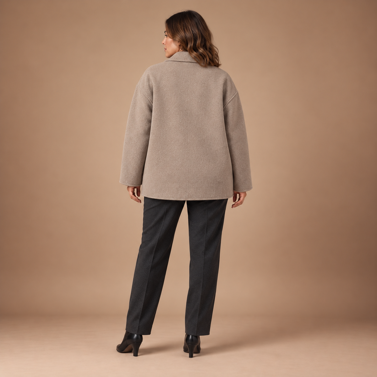 Khaki tweedlook damesmantel in grote maten – achteraanzicht