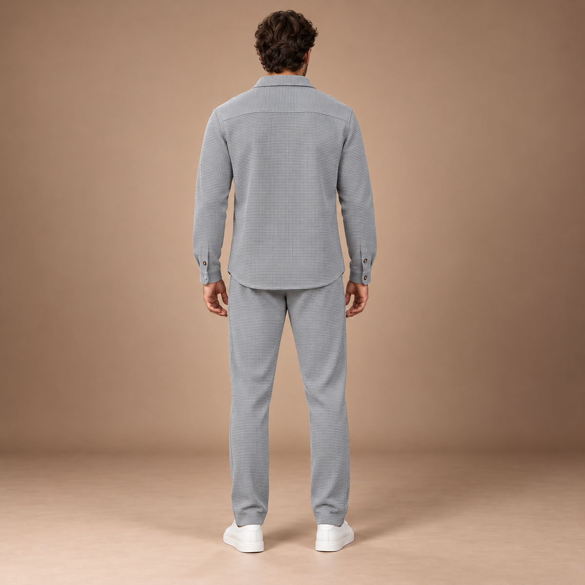 Tweedelige set heren in grijs – achteraanzicht van overshirt en joggingbroek