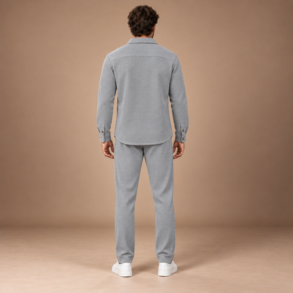 Tweedelige set heren in grijs – achteraanzicht van overshirt en joggingbroek