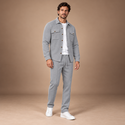 Tweedelige set heren in grijs – vooraanzicht van overshirt en joggingbroek