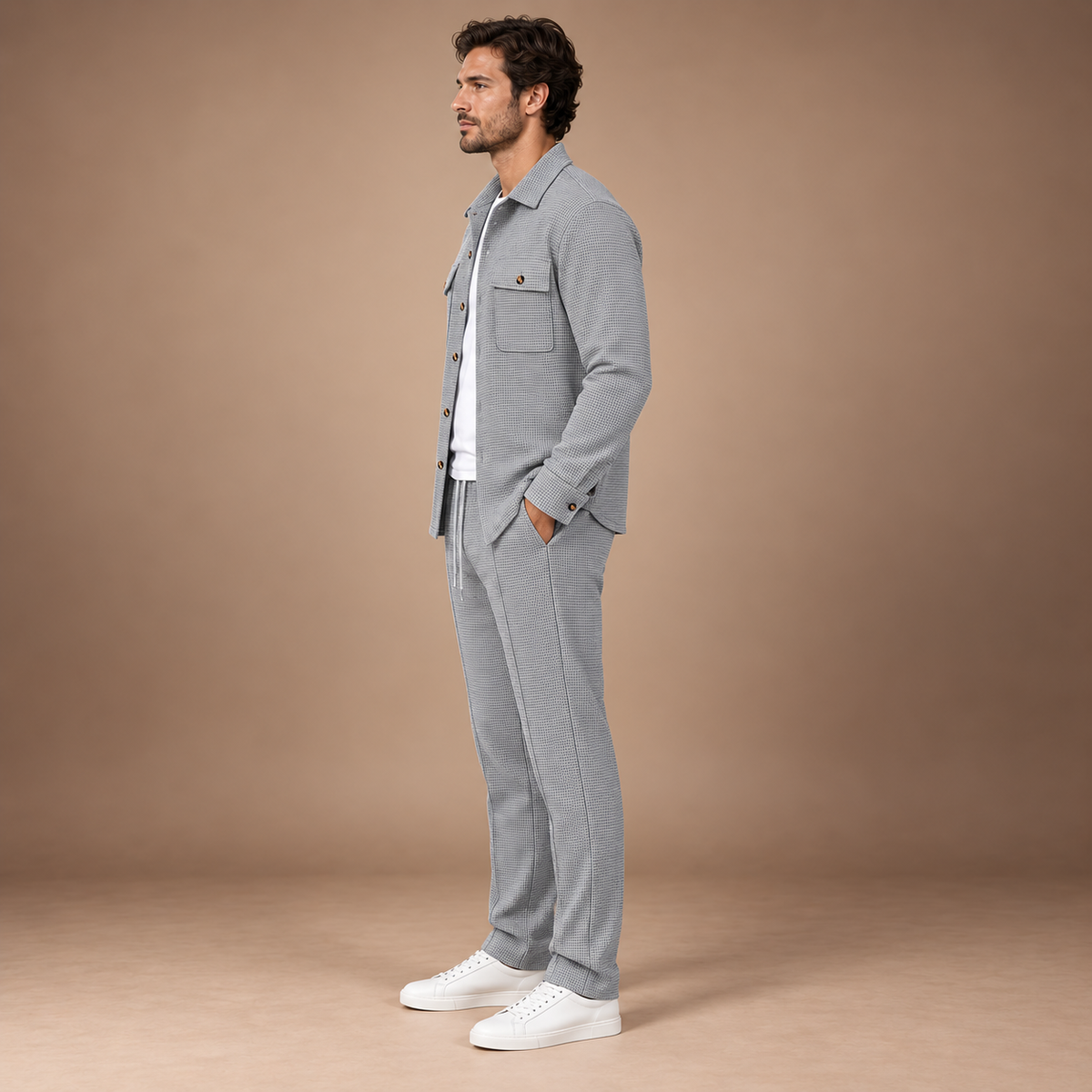 Tweedelige set heren in grijs – zijaanzicht van overshirt en joggingbroek
