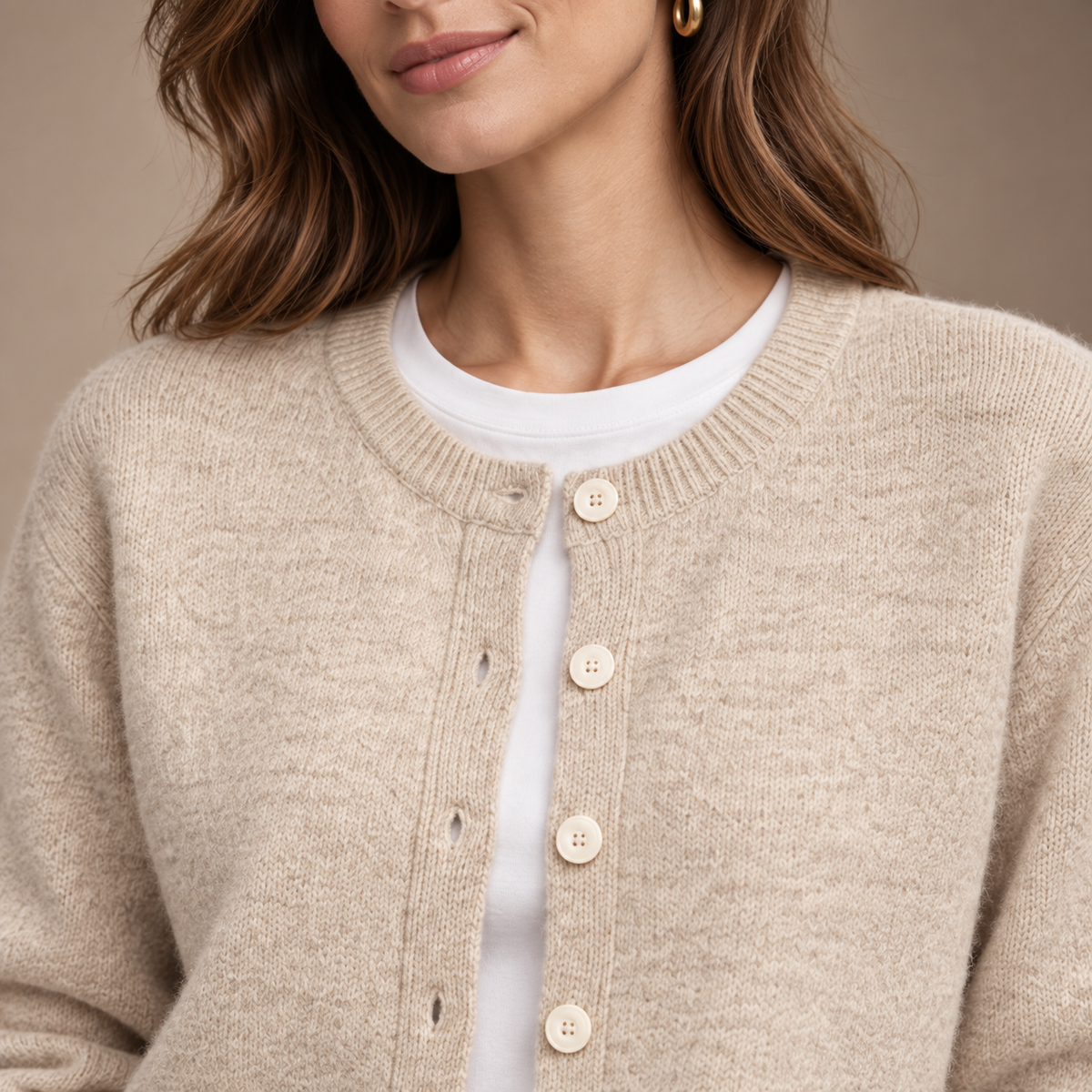 Close-up gebreid vest dames beige knopen en breisel