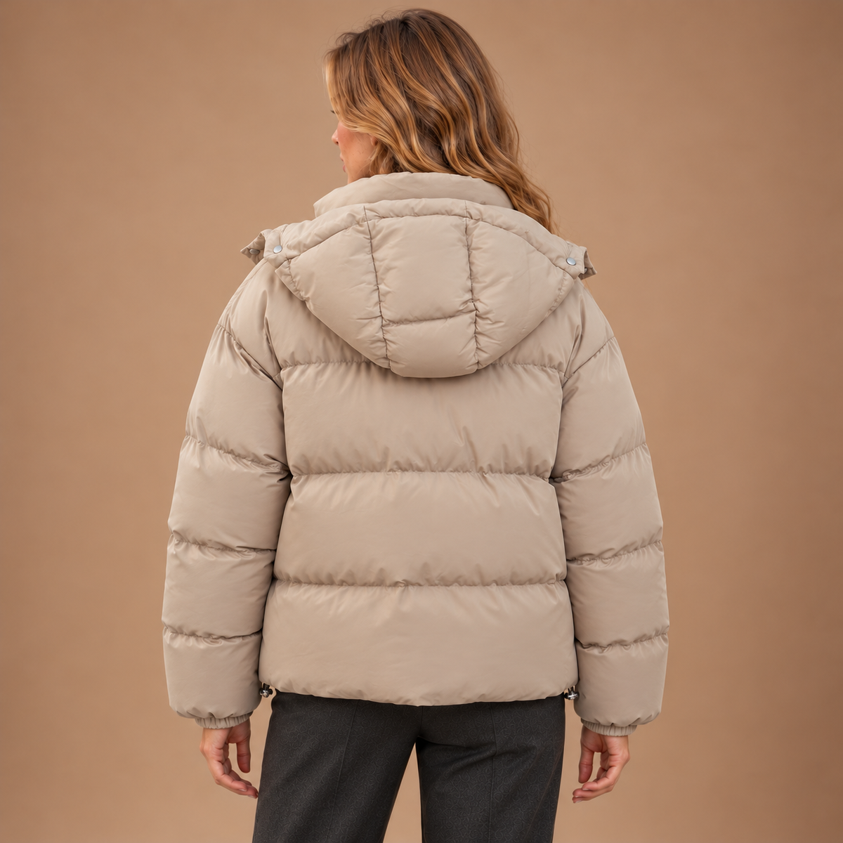 Greige pufferjas dames met capuchon – achteraanzicht
