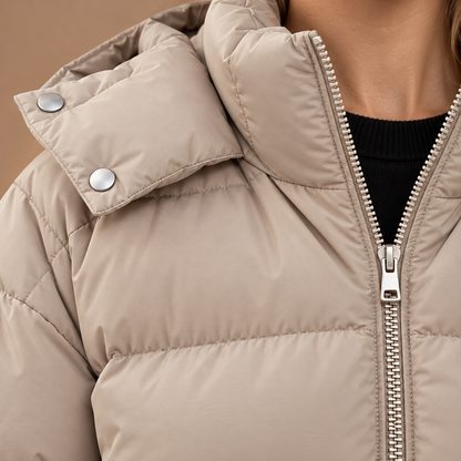 Greige winterjas – detail van hoge kraag en ritssluiting