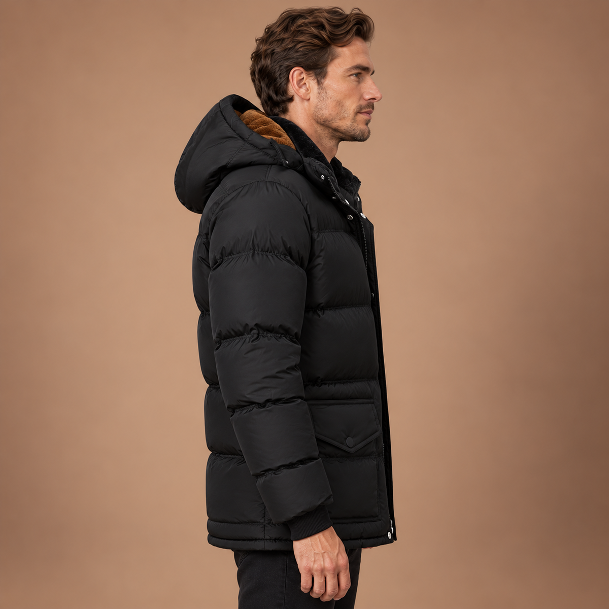 Zwarte winterjas voor heren met capuchon – zijaanzicht