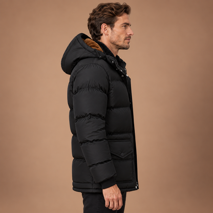 Zwarte winterjas voor heren met capuchon – zijaanzicht