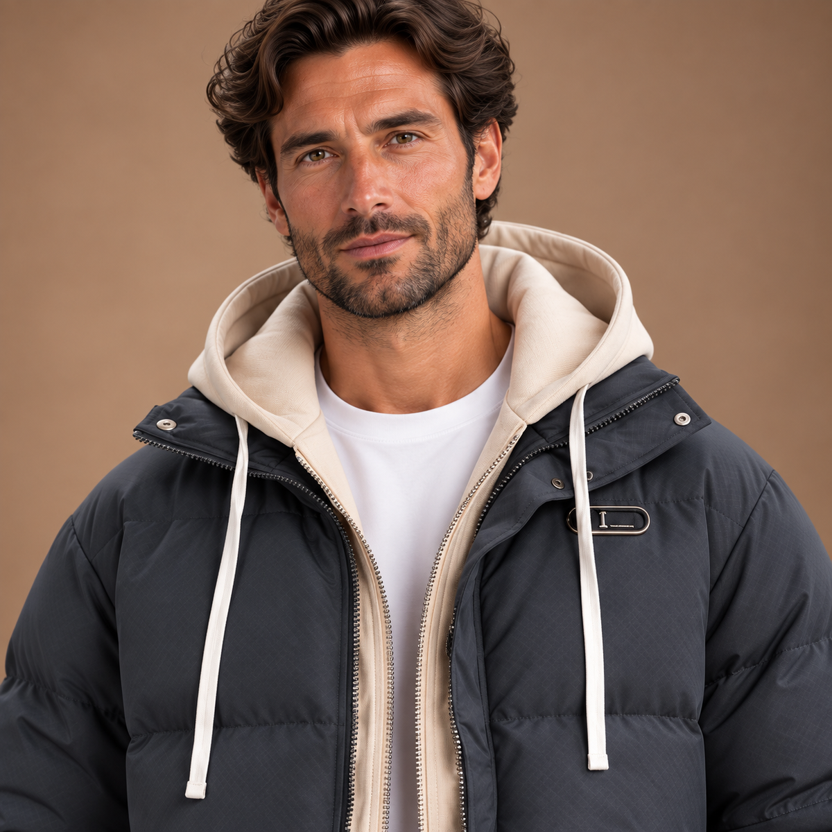 Detail van grijze gewatteerde heren winterjas met capuchon en dubbele ritssluiting