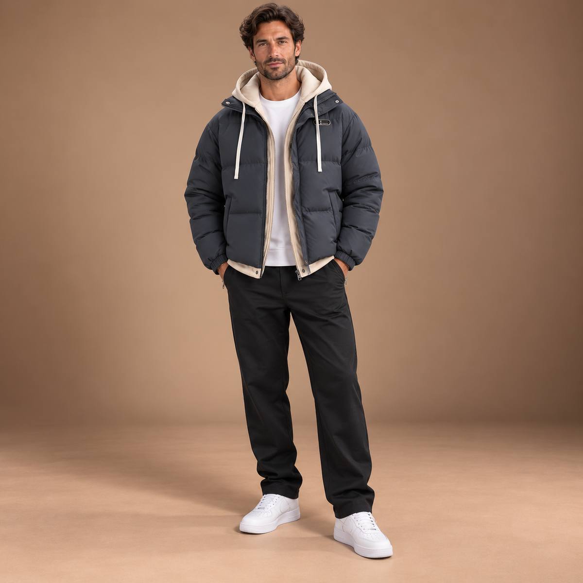 Grijze gewatteerde winterjas voor heren met contrasterende hoodie – volledig vooraanzicht