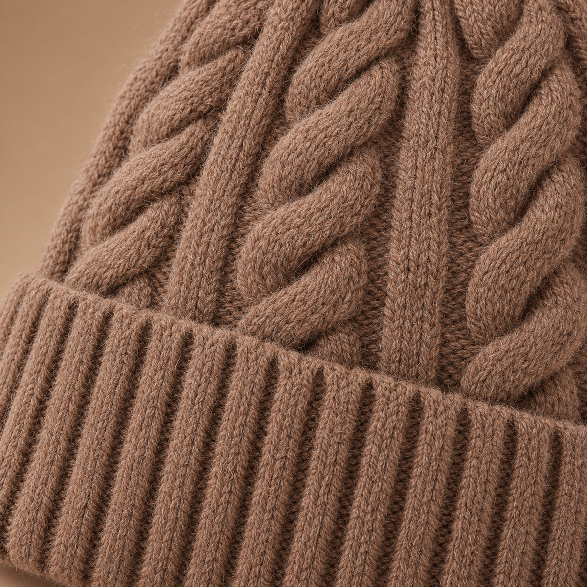 Detail van kabelgebreide dames muts in bruin