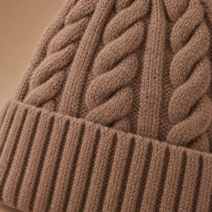 Detail van kabelgebreide dames muts in bruin